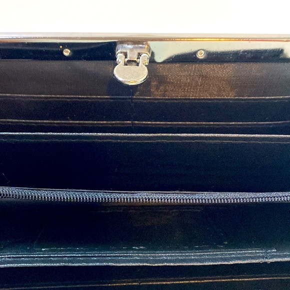 Embossed Glossy Vinyl Shell Pattern Metal Frame Push Closure Long Clutch Wallet - Picture 6 of 6